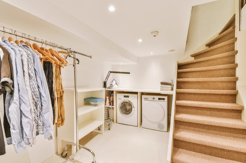Desain Laundry Room Minimalis di Bawah Tangga
