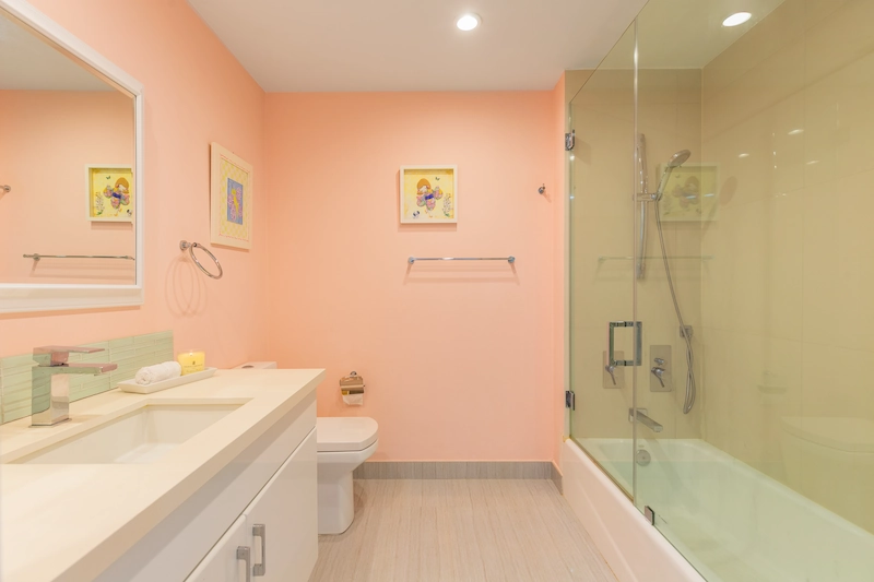 Kamar Mandi Modern dengan Palet Warna Pastel