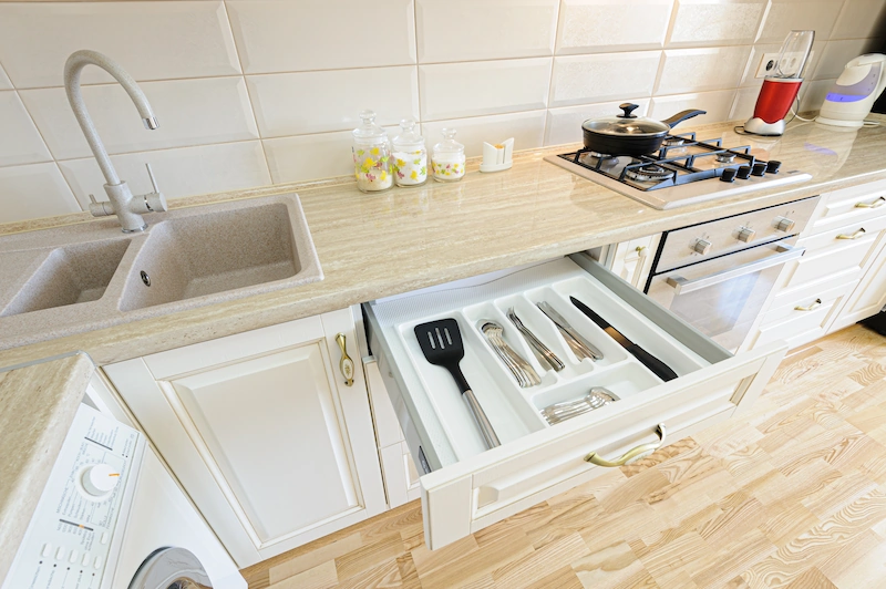 Kitchen Set Minimalis Mewah dengan Perpaduan Marmer