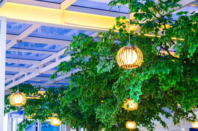 Teras dengan Lampu Gantung Sederhana