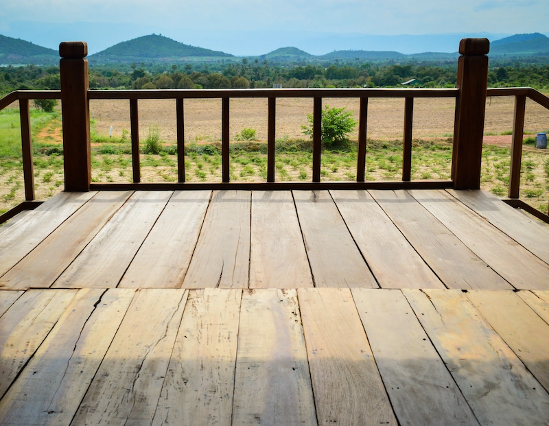 Teras dengan Pagar Kayu Minimalis