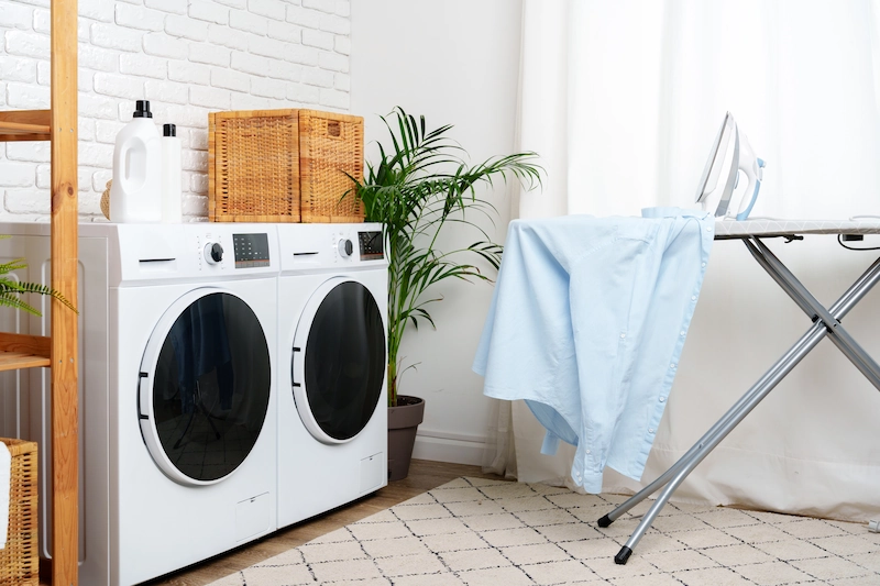 Laundry Room dengan Ruang Setrika