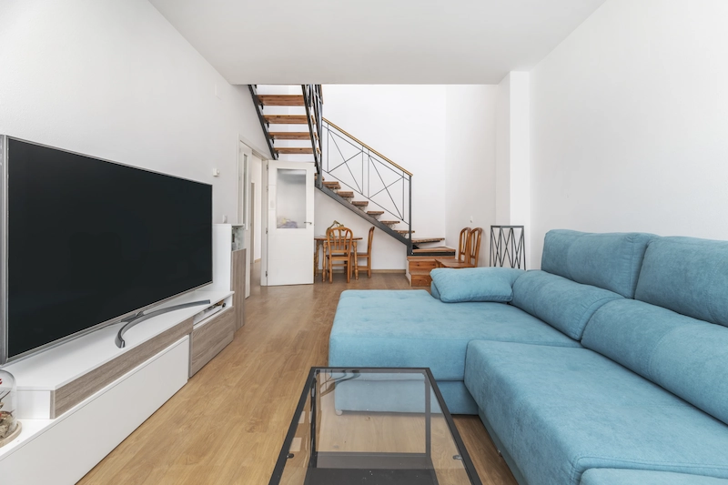 Ide Ruang TV Minimalis di Bawah Tangga